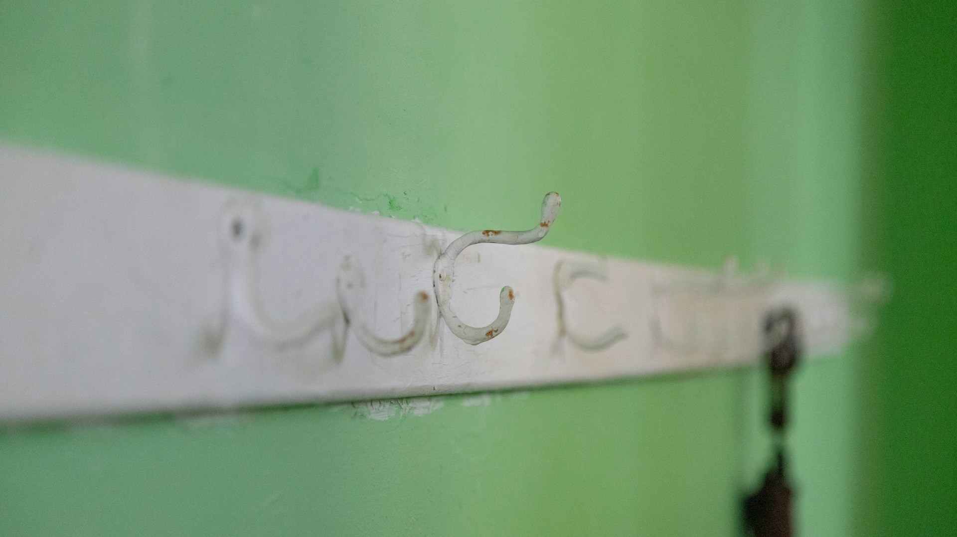 Gemakkelijk spullen ophangen met haakjes zonder boren