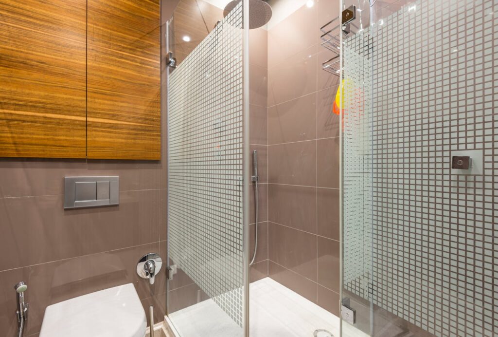 Schoon en fris: zo maak je de voegen in de douche goed schoon