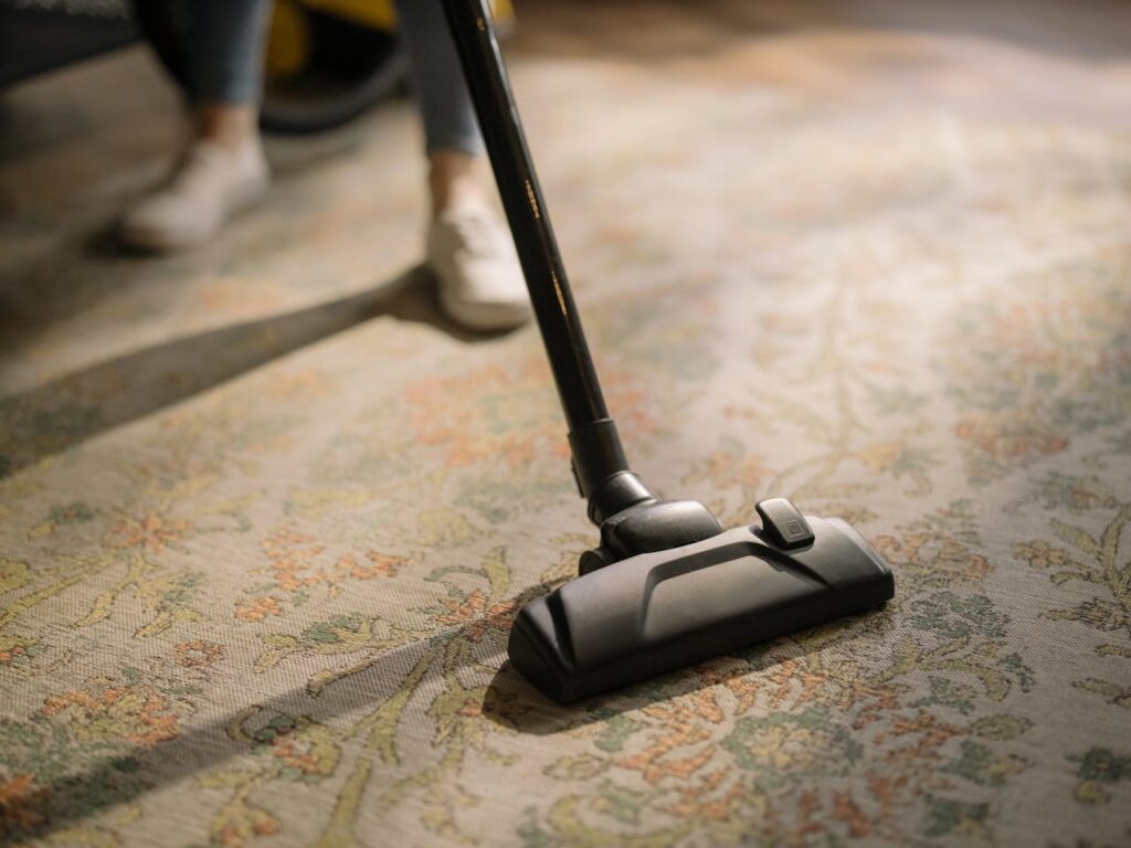 Een wollen vloerkleed schoonmaken met de tips van oma